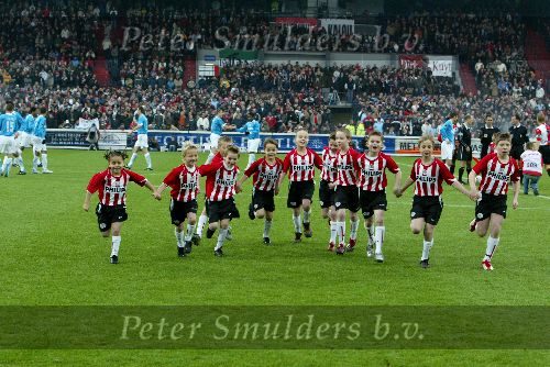 Rotterdam, 11 December 2005 Kompetiewedstrijd seizoen 2005/2006
Feyenoord-PSV, eindstand 1-0
jeugdspelers van PSV