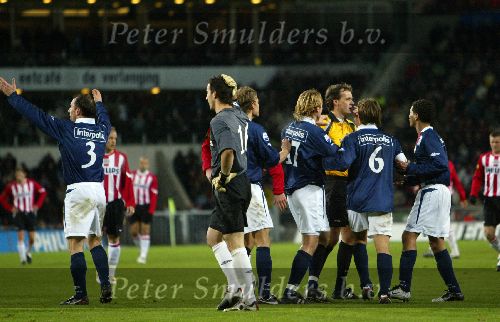 Eindhoven, 17 December 2005 Kompetitiewedstrijd PSV-Willem II ,  eindstand 4-1
Veel toestanden bij de spelers van Willem II nadat Nelson Wau rood heeft gekregen van de belgische scheidsrechter
@Foto: Junior Smulders