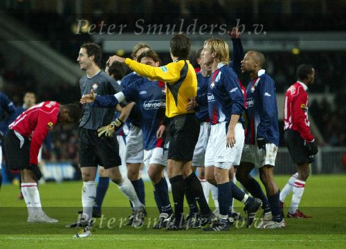 Eindhoven, 17 December 2005 Kompetitiewedstrijd PSV-Willem II ,  eindstand 4-1
Veel toestanden bij de spelers van Willem II nadat Nelson Wau rood heeft gekregen van de belgische scheidsrechter
XFoto: Junior Smulders