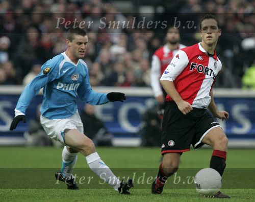 Rotterdam, 11 December 2005 Kompetiewedstrijd seizoen 2005/2006
Feyenoord-PSV, eindstand 1-0
Patrick Paauwe in duel met Jason Culina