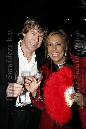 de Kwakel 23 december 2005
Kerstborrel Gerard Joling.
Patty Brard met champagne en vriend