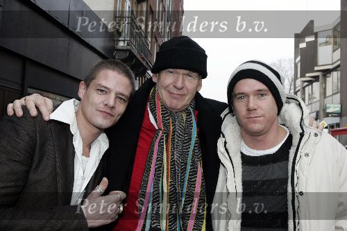 Amsterdam 9 december 2005
Presentatie serie van Speijk bij Talpa.
Peter Faber met muts
 Johnny de Mol met muts en Tygo Gernandt