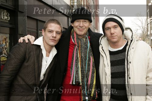 Amsterdam 9 december 2005
Presentatie serie van Speijk bij Talpa.
Peter Faber met muts
 Johnny de Mol met muts en Tygo Gernandt