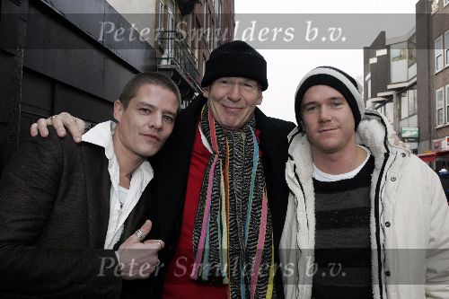 Amsterdam 9 december 2005
Presentatie serie van Speijk bij Talpa.
Peter Faber met muts
 Johnny de Mol met muts en Tygo Gernandt
