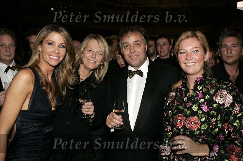 Amsterdam 8 december 2005
VIP avond miljonairs fair in Rai.
Phaedra Hoste Aad Ouborg en Dorien Ouborg en Karin v Kempen