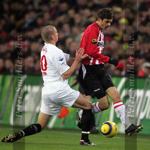 Eindhoven, 29 December 2005
Kompetitiewedstrijd seizoen 2005/2006
PSV-FC-Twente eindstand 1-1
Phillip Cocu wordt van de bal gezet door Bas Sibum

© Foto Bart Bel