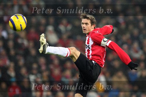 Eindhoven, 29 December 2005 Kompetitiewedstrijd Seizoen 2005/2006 PSV-FC Twente, eindstand 1-1
Phillip Cocu in een mooie aktie
© Foto Bart Bel