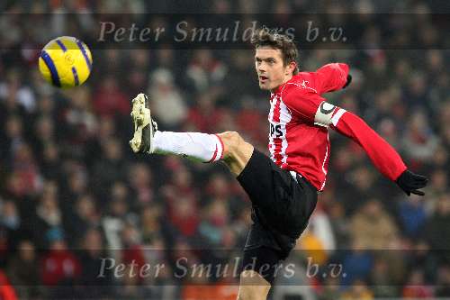 Eindhoven, 29 December 2005
Kompetitiewedstrijd seizoen 2005/2006
PSV-FC-Twente eindstand 1-1
Phillip Cocu schiet de hoge bal direct op doel

© Foto Bart Bel
