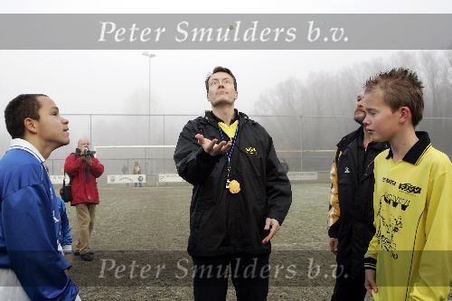 Amersfoort 10 december 2005
Prins Constantijn voetbalt met gehandicapten.
Als scheidsrechter