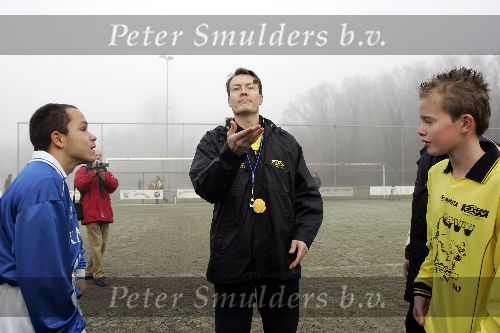 Amersfoort 10 december 2005
Prins Constantijn voetbaLt met gehandicapten.
Als scheidsrechter
