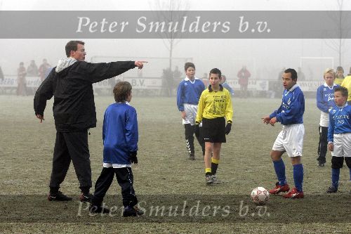Amersfoort 10 december 2005
Prins Constantijn voetbalt met gehandicapten.
Als scheidsrechter