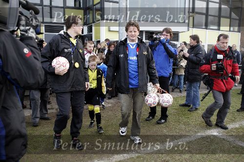 Amersfoort 10 december 2005
Prins Constantijn Prins Pieter Christiaan voetballen met gehandicapten.