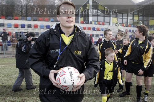 Amersfoort 10 december 2005
Prins Constantijn voetbaLt met gehandicapten.
Drinkt hier een kopje koffie