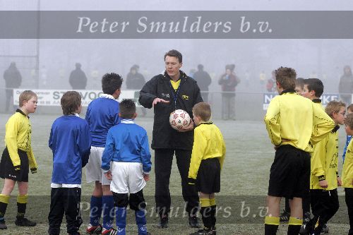 Amersfoort 10 december 2005
Prins Constantijn voetbalt met gehandicapten.
Als scheidsrechter