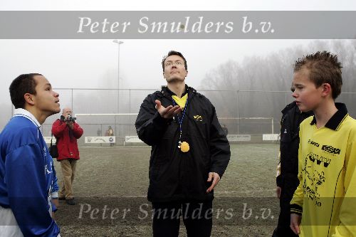 Amersfoort 10 december 2005
Prins Constantijn voetbaLt met gehandicapten.
Als scheidsrechter