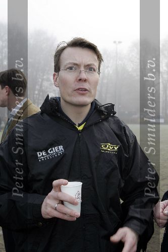 Amersfoort 10 december 2005
Prins Constantijn voetbalt met gehandicapten.
Als scheidsrechter een kopje koffie drinkend