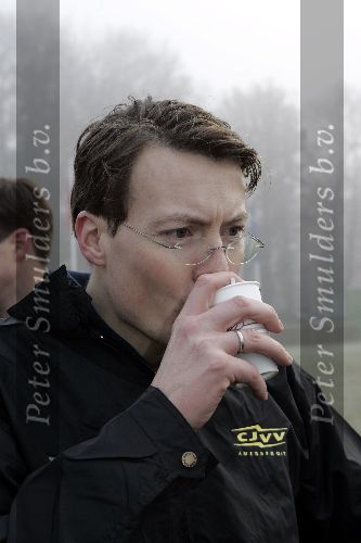 Amersfoort 10 december 2005
Prins Constantijn voetbalt met gehandicapten.
Als scheidsrechter drinkend een kopje koffie