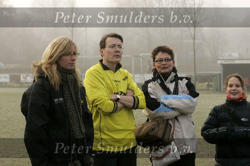 Amersfoort 10 december 2005
Prins Constantijn voetbalt met gehandicapten.
Enkele familieleden van de spelertjes