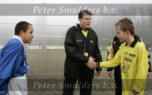 Amersfoort 10 december 2005
Prins Constantijn voetbalt met gehandicapten.
Als scheidsrechter
