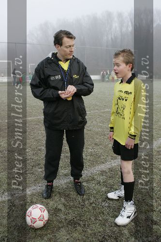 Amersfoort 10 december 2005
Prins Constantijn voetbalt met gehandicapten.
Als scheidsrechter