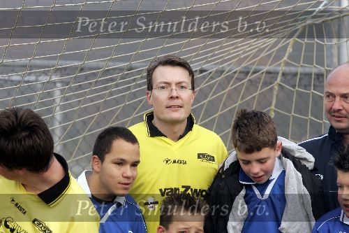 Amersfoort 10 december 2005
Prins Constantijn voetbalt met gehandicapten.
