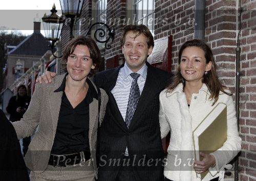 Apeldoorn 16 december 2005
Prinses Margriet Marilene Annette Aimee en Anita taart aansnijden bij expositie van hun trouwjurken op paleis het Loo. Prins Floris en Lara