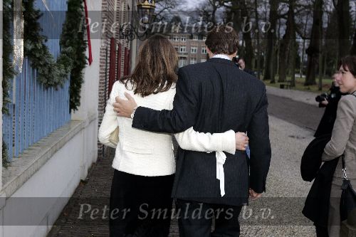 Apeldoorn 16 december 2005
Prinses Margriet Marilene Annette Aimee en Anita taart aansnijden bij expositie van hun trouwjurken op paleis het Loo. Prins Floris