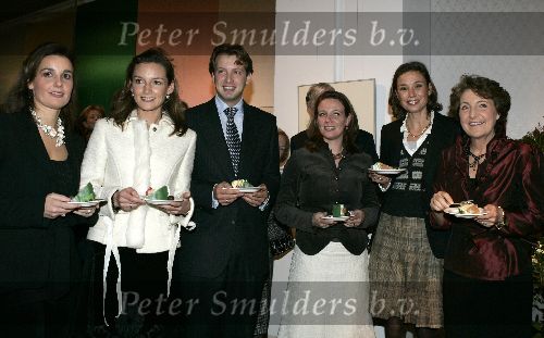 Apeldoorn 16 december 2005
Prinses Margriet Marilene Annette Aimee en Anita taart aansnijden bij expositie van hun trouwjurken op paleis het Loo. Prins Floris