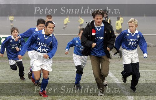Amersfoort 10 december 2005
Prins Pieter Christiaan voetbalt met gehandicapten en speelt als scheidsrechter