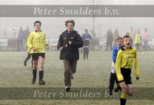 Amersfoort 10 december 2005
Prins Pieter Christiaan voetbalt met gehandicapten en speelt als scheidsrechter