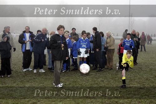 Amersfoort 10 december 2005
Prins Pieter Christiaan voetbalt met gehandicapten en speelt als scheidsrechter