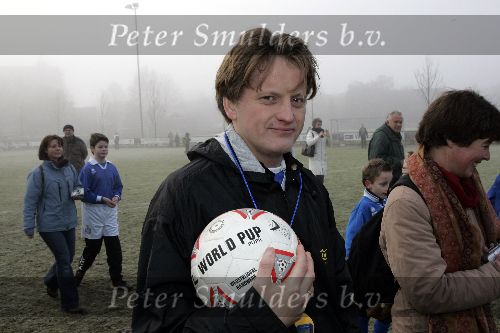 Amersfoort 10 december 2005
Prins Pieter Christiaan voetbalt met gehandicapten en speelt als scheidsrechter