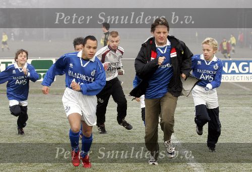 Amersfoort 10 december 2005
Prins Pieter Christiaan voetbalt met gehandicapten en speelt als scheidsrechter