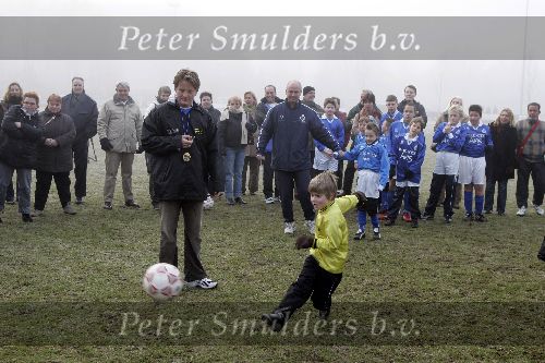 Amersfoort 10 december 2005
Prins Pieter Christiaan voetbalt met gehandicapten en speelt als scheidsrechter