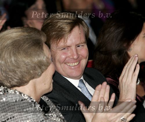 Amsterdam 7 december 2005
Uitreiking prins Claus prijzen in muziekcentrum aan het ij.
Prins Willem Alexander en Koningin Beatrix