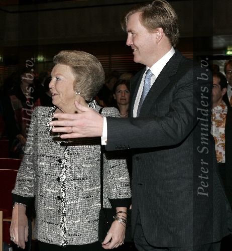 Amsterdam 7 december 2005
Uitreiking prins Claus prijs in het ij muziek theater.
Prins Willem Alexander en koningin Beatrix