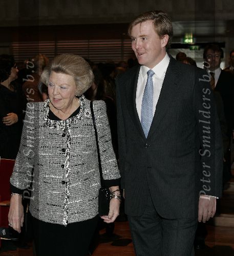 Amsterdam 7 december 2005
Uitreiking prins Claus prijs in het ij muziek theater.
Prins Willem Alexander en koningin Beatrix