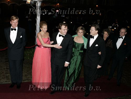 Den Haag 17 november 2005
Regeringsdiner met oa Koningin Beatrix Maxima Prinses laurentien Prinses mabel Wisse Smit Prins Willem Alexander Prins Friso en Prins Constantijn.