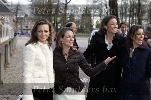 Apeldoorn 16 december 2005
Prinses Margriet Marilene Annette Aimee en Anita taart aansnijden bij expositie van hun trouwjurken op paleis het Loo.