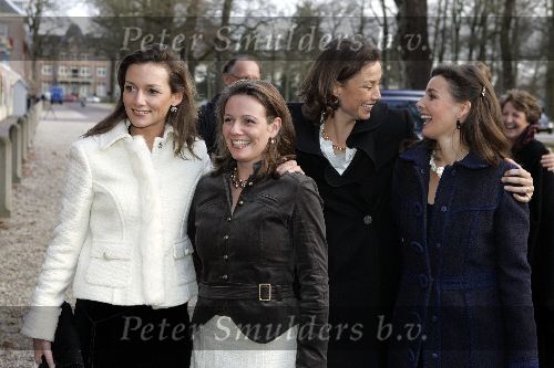 Apeldoorn 16 december 2005
Prinses Margriet Marilene Annette Aimee en Anita taart aansnijden bij expositie van hun trouwjurken op paleis het Loo.