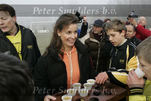 Amersfoort 10 december 2005
Prinses Anita deelt bekers met limonade uit aan de voetballertjes