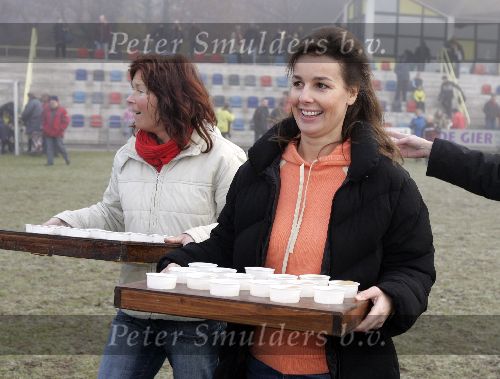 Amersfoort 10 december 2005
Prinses Anita deelt bekers met limonade uit aan de voetballertjes