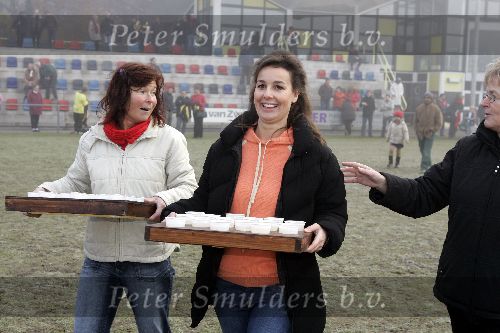 Amersfoort 10 december 2005
Prinses Anita deelt bekers met limonade uit aan de voetballertjes