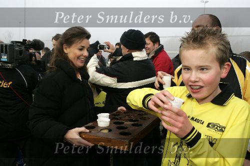 Amersfoort 10 december 2005
Prinses Anita deelt bekers met limonade uit aan de voetballertjes