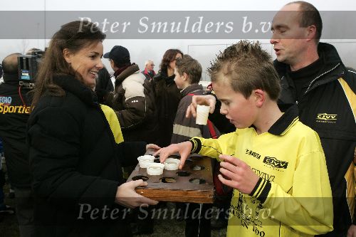 Amersfoort 10 december 2005
Prinses Anita deelt bekers met limonade uit aan de voetballertjes