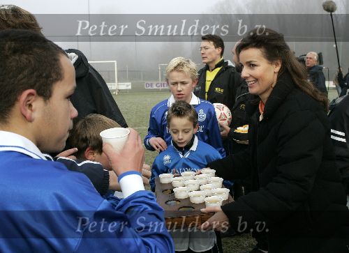Amersfoort 10 december 2005
Prinses Anita deelt bekers met limonade uit aan de voetballertjes