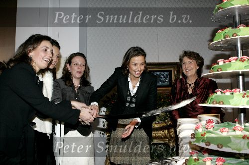 Apeldoorn 16 december 2005
Prinses Margriet Marilene Annette Aimee en Anita taart aansnijden bij expositie van hun trouwjurken op paleis het Loo.