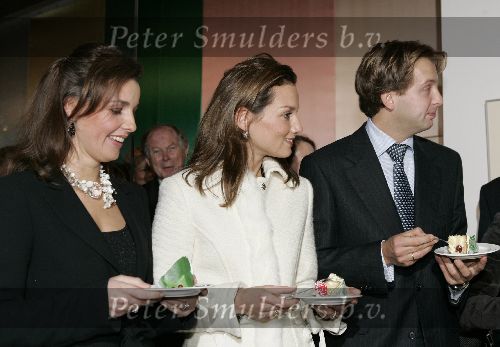 Apeldoorn 16 december 2005
Prinses Margriet Marilene Annette Aimee en Anita taart aansnijden bij expositie van hun trouwjurken op paleis het Loo. Prins Floris