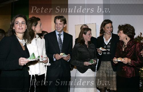 Apeldoorn 16 december 2005
Prinses Margriet Marilene Annette Aimee en Anita taart aansnijden bij expositie van hun trouwjurken op paleis het Loo. Prins Floris
Peter Smulders bv