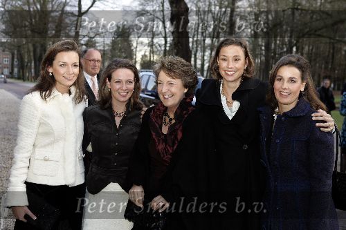 Apeldoorn 16 december 2005
Prinses Margriet Marilene Annette Aimee en Anita taart aansnijden bij expositie van hun trouwjurken op paleis het Loo.